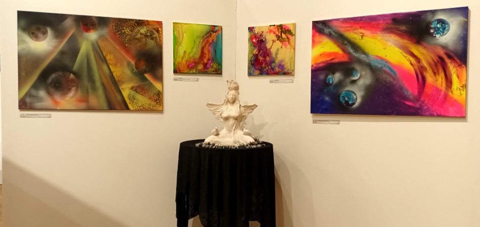 Phantasievolle Gemälde und Skulpturen