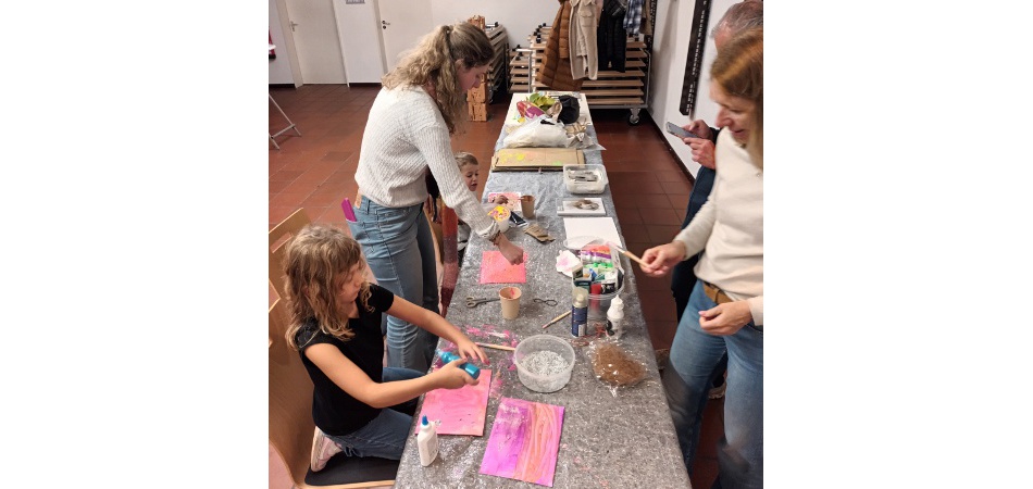 Der Collage-Workshop gefiel besonders den Kindern