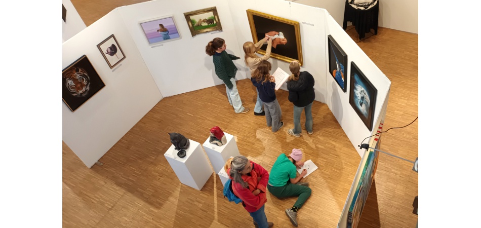 Schüler beim Ausfüllen ihrer Arbeitsblätter