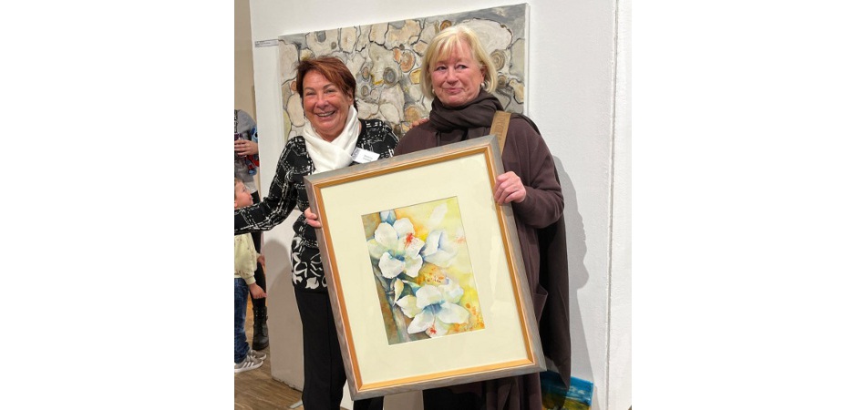 Die glückliche Gewinnerin eines Werkes von Stefanie Ihlefeldt